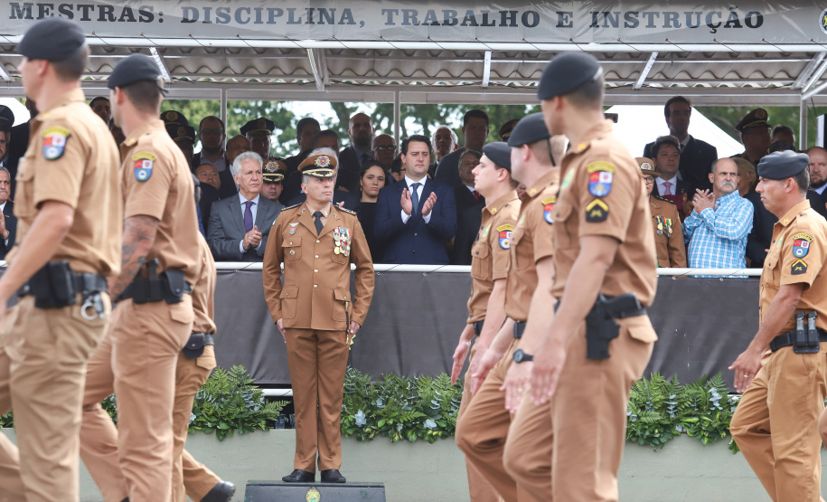 Governador Carlos Massa Ratinho Júnior participa da cerimônia de troca de comando da Polícia Militar do Paraná. O novo camandante-geral é o coronel Péricles de Matos. Ele substitui no cargo a coronel Audilene Dias Rocha.  -  Curitiba, 08/01/2019  -  Foto: Rodrigo Félix Leal