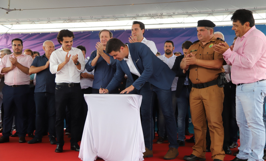 O governador Carlos Massa Ratinho Junior assinou nesta quinta-feira (10) o decreto que autoriza a implantação de um colégio da Polícia Militar do Paraná em Pato Branco. O decreto foi assinado na solenidade de inauguração do aeroporto municipal. A escola ficará na estrutura do Colégio La Salle, localizado em uma área central da cidade.  -  Pato Branco, 10/01/2019  -  Foto: José Fernando Ogura/ANPr