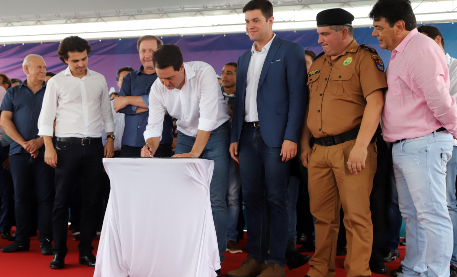 O governador Carlos Massa Ratinho Junior assinou nesta quinta-feira (10) o decreto que autoriza a implantação de um colégio da Polícia Militar do Paraná em Pato Branco. O decreto foi assinado na solenidade de inauguração do aeroporto municipal. A escola ficará na estrutura do Colégio La Salle, localizado em uma área central da cidade.  -  Pato Branco, 10/01/2019  -  Foto: José Fernando Ogura/ANPr