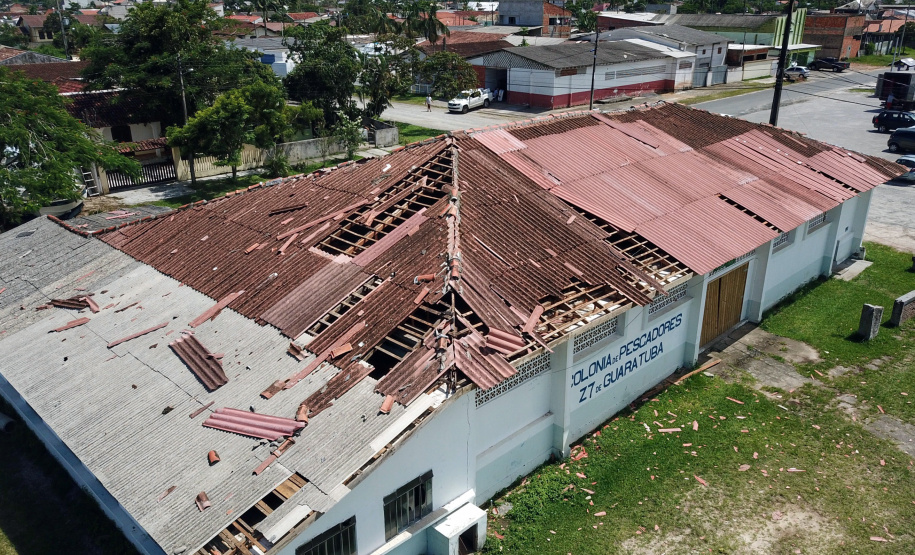 O secretário de Estado de Segurança Pública, Luiz Carbonell, esteve em Guaratuba, no Litoral do Paraná, nesta quinta-feira (17) para avaliar os estragos causados pelo temporal que atingiu a região na quarta-feira e confirmar ações de apoio às pessoas afetadas. - Guaratuba, 17/01/2019 - Foto: José Fernando Ogura/ANPr