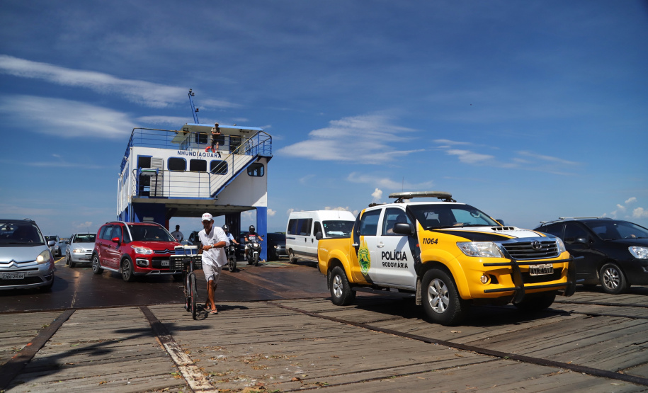 O secretário de Estado de Segurança Pública, Luiz Carbonell, esteve em Guaratuba, no Litoral do Paraná, nesta quinta-feira (17) para avaliar os estragos causados pelo temporal que atingiu a região na quarta-feira e confirmar ações de apoio às pessoas afetadas. - Guaratuba, 17/01/2019 - Foto: José Fernando Ogura/ANPr