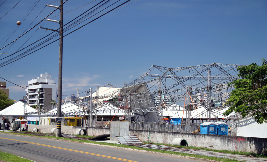 O secretário de Estado de Segurança Pública, Luiz Carbonell, esteve em Guaratuba, no Litoral do Paraná, nesta quinta-feira (17) para avaliar os estragos causados pelo temporal que atingiu a região na quarta-feira e confirmar ações de apoio às pessoas afetadas. - Guaratuba, 17/01/2019 - Foto: José Fernando Ogura/ANPr
