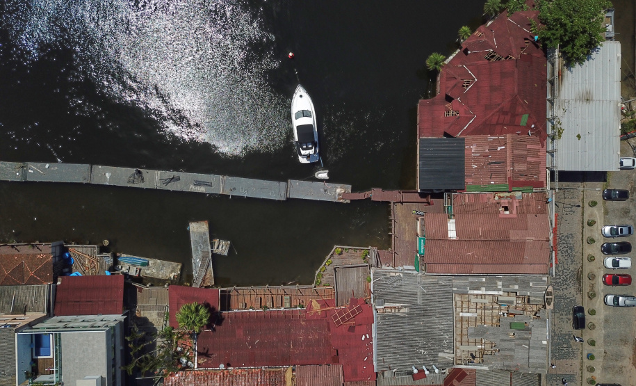 O secretário de Estado de Segurança Pública, Luiz Carbonell, esteve em Guaratuba, no Litoral do Paraná, nesta quinta-feira (17) para avaliar os estragos causados pelo temporal que atingiu a região na quarta-feira e confirmar ações de apoio às pessoas afetadas. - Guaratuba, 17/01/2019 - Foto: José Fernando Ogura/ANPr