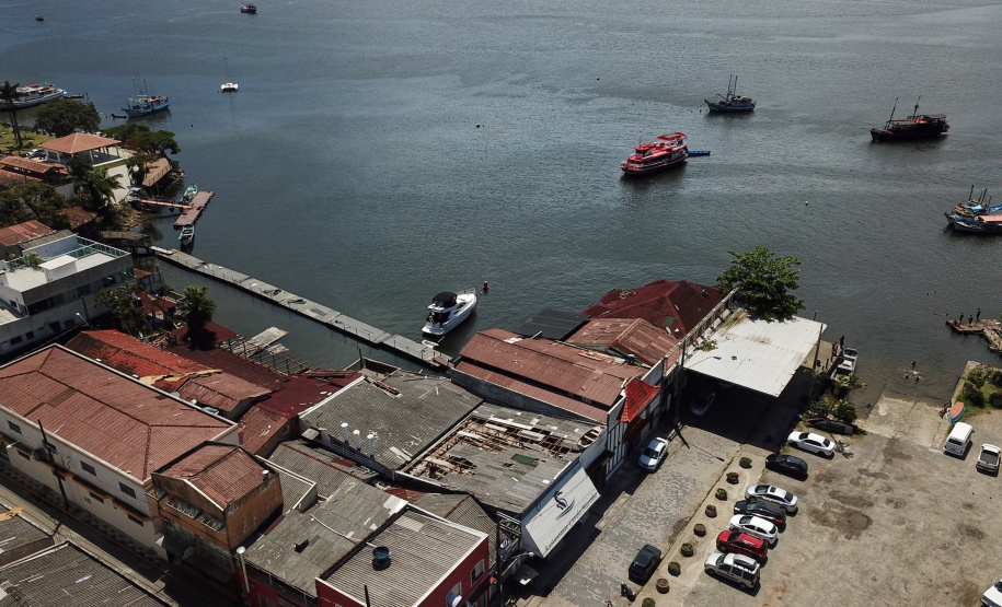 O secretário de Estado de Segurança Pública, Luiz Carbonell, esteve em Guaratuba, no Litoral do Paraná, nesta quinta-feira (17) para avaliar os estragos causados pelo temporal que atingiu a região na quarta-feira e confirmar ações de apoio às pessoas afetadas. - Guaratuba, 17/01/2019 - Foto: José Fernando Ogura/ANPr