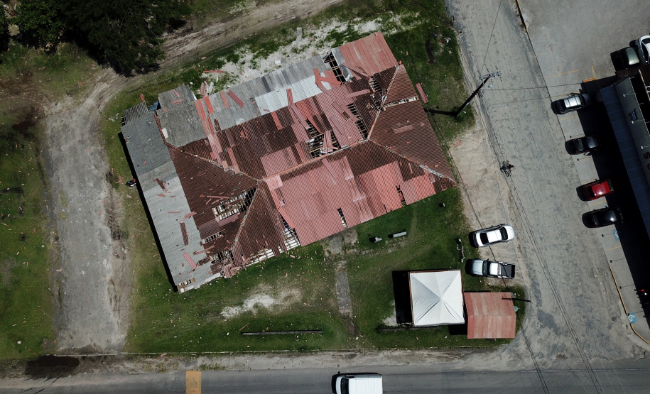 O secretário de Estado de Segurança Pública, Luiz Carbonell, esteve em Guaratuba, no Litoral do Paraná, nesta quinta-feira (17) para avaliar os estragos causados pelo temporal que atingiu a região na quarta-feira e confirmar ações de apoio às pessoas afetadas. - Guaratuba, 17/01/2019 - Foto: José Fernando Ogura/ANPr
