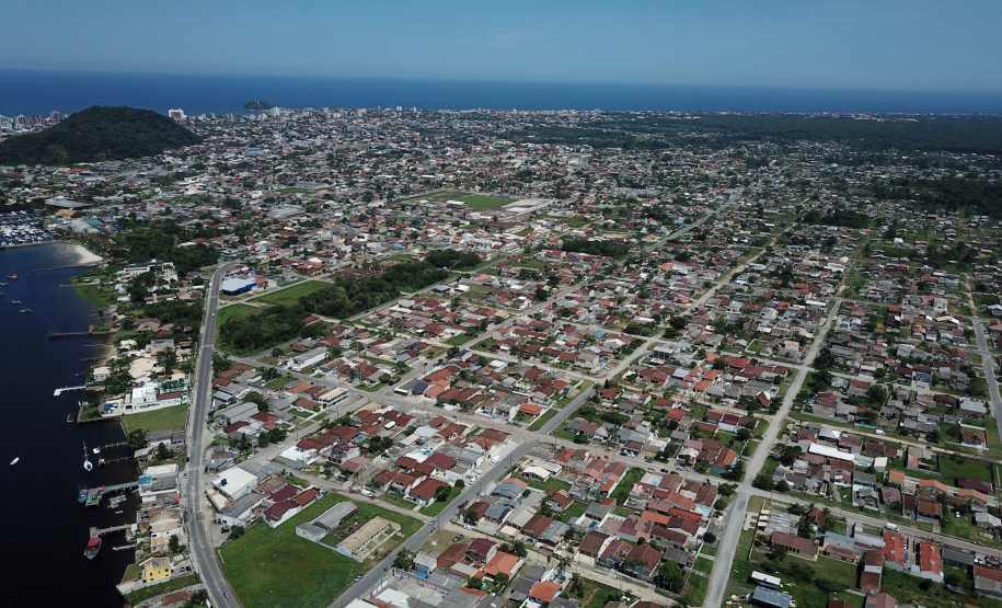 O secretário de Estado de Segurança Pública, Luiz Carbonell, esteve em Guaratuba, no Litoral do Paraná, nesta quinta-feira (17) para avaliar os estragos causados pelo temporal que atingiu a região na quarta-feira e confirmar ações de apoio às pessoas afetadas. - Guaratuba, 17/01/2019 - Foto: José Fernando Ogura/ANPr