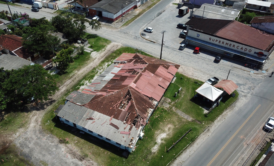 O secretário de Estado de Segurança Pública, Luiz Carbonell, esteve em Guaratuba, no Litoral do Paraná, nesta quinta-feira (17) para avaliar os estragos causados pelo temporal que atingiu a região na quarta-feira e confirmar ações de apoio às pessoas afetadas. - Guaratuba, 17/01/2019 - Foto: José Fernando Ogura/ANPr