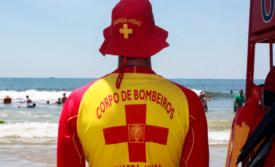 Mais de 70 mil orientações e advertências foram feitas pelos guarda-vidas do Corpo de Bombeiros no litoral do Paraná nos primeiros 30 dias de operação Verão Paraná 2018/2019, nos 89 postos de atendimento distribuídos nas praias da Costa Leste.  -  Matinhos, 22/01/2019  -  Foto: Soldado André Gonçalves