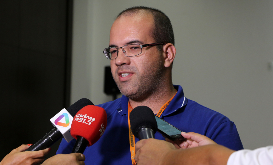 A temporada de verão no Paraná fechou os primeiros 30 dias e os serviços do Governo do Estado foram marcantes ao proporcionarem mais segurança, alternativas de lazer e serviços gratuitos ao veranista. Na foto, o gerente da Agência da Copel de Matinhos, Giulliano Casagrande  - Litoral do Paraná, Operação Verão, 22/01/2019  -  Foto: Divulgação PMPR