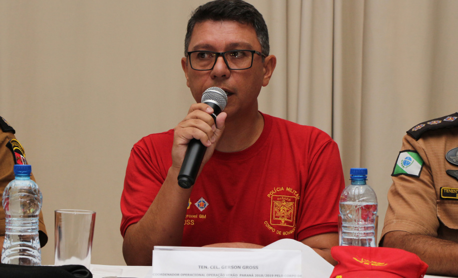 A temporada de verão no Paraná fechou os primeiros 30 dias e os serviços do Governo do Estado foram marcantes ao proporcionarem mais segurança, alternativas de lazer e serviços gratuitos ao veranista. Na foto, ten. coronel Gerson Gross, do Corpo de Bombeiros.  - Litoral do Paraná, Operação Verão, 22/01/2019  -  Foto: Divulgação PMPR
