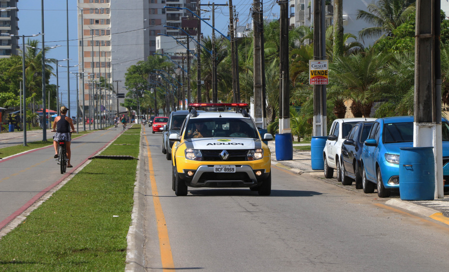 Foragida da justiça é presa pela PM após pular muro de casa em Pontal do Paraná .
