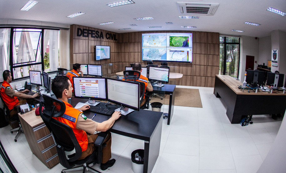 As equipes da Coordenadoria Estadual de Proteção e Defesa Civil estão monitorando a situação de Guaratuba, no Litoral do Estado, que foi atingida por fortes chuvas neste fim de semana