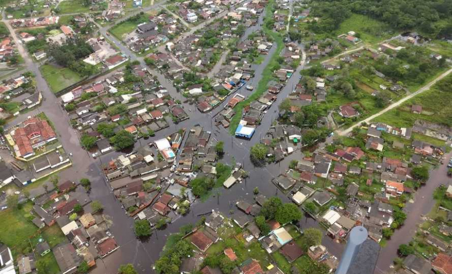 Cerca de 100 pessoas ficaram desalojadas em Guaratuba, no Litoral do Estado, em função das fortes chuvas que atingem a região desde sexta-feira (15). A Defesa Civil estima que cerca de 40 famílias estejam desalojadas em função dos alagamentos que ocorreram no município.   -  Guaratuba, 17/02/2019  -  Foto: Defesa Civil do Governo do Paraná