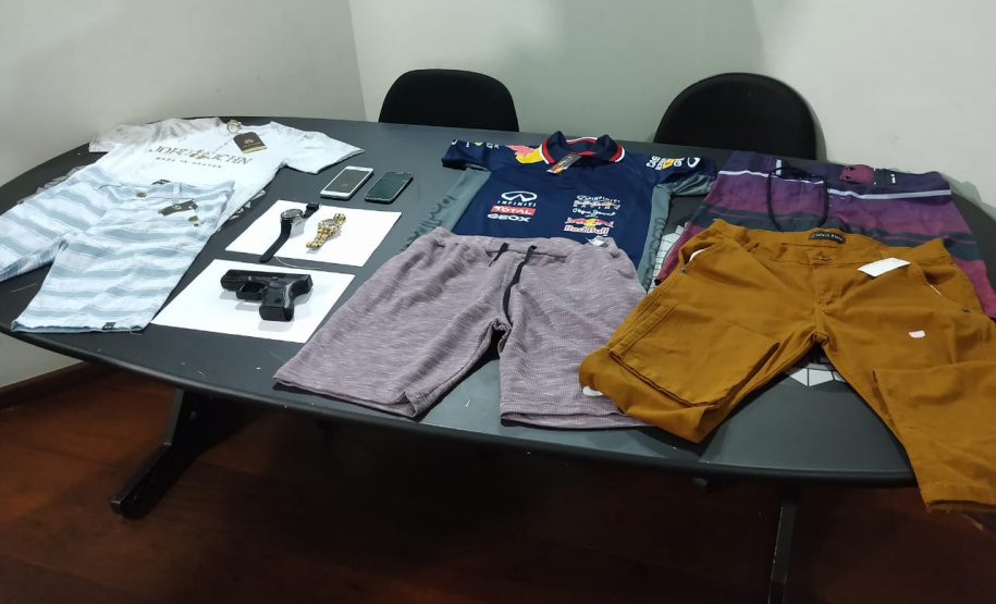 O Centro de Operações Policiais Especiais (Cope), da Polícia Civil do Paraná, prendeu nesta terça-feira (19) Leonardo de Sena, 24 anos, suspeito de assaltar uma joalharia do Shopping Mueller, de Curitiba. O rapaz, que é foragido da prisão, foi encontrado pelos policiais no bairro Sitio Cercado, menos de 24 horas após o assalto. -  Curitiba, 20/02/2019  -  Foto: Divulgação SESP