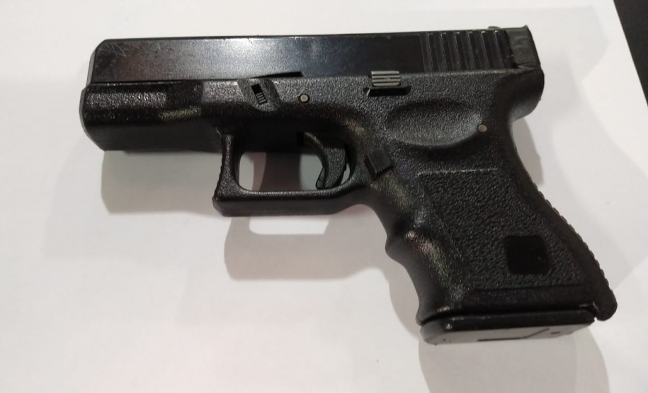 O Centro de Operações Policiais Especiais (Cope), da Polícia Civil do Paraná, prendeu nesta terça-feira (19) Leonardo de Sena, 24 anos, suspeito de assaltar uma joalharia do Shopping Mueller, de Curitiba. O rapaz, que é foragido da prisão, foi encontrado pelos policiais no bairro Sitio Cercado, menos de 24 horas após o assalto. -  Curitiba, 20/02/2019  -  Foto: Divulgação SESP