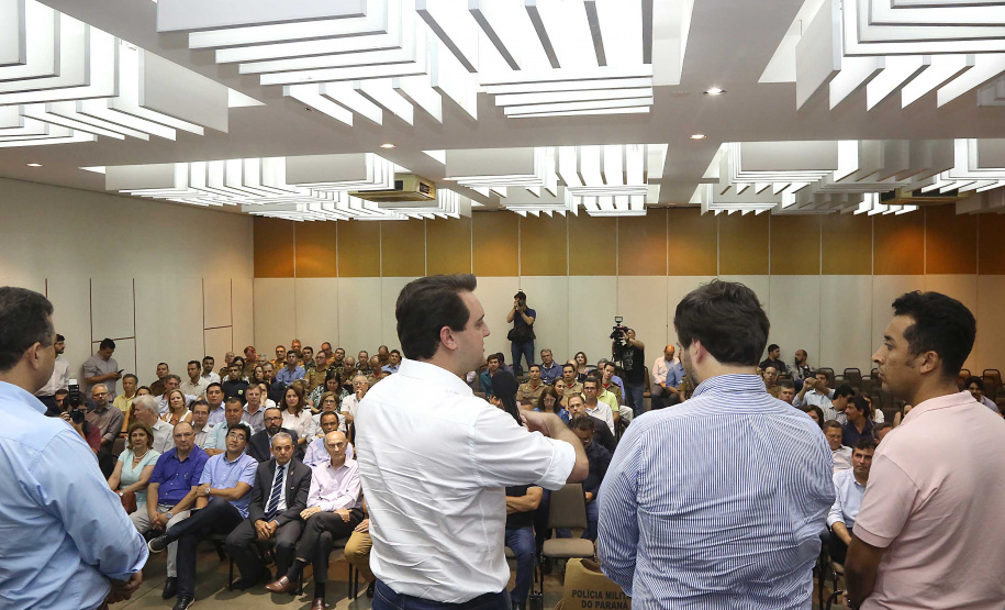 O governador Carlos Massa Ratinho Jr entregou nesta sexta(22) novas viaturas, aparelhos etolométricos e coletes balísticos às unidades da Polícia Militar que pertencem ao 2 Comando Regional - Londrina e região. Londrina,22/02/2019 Foto:Jaelson Lucas / ANPr