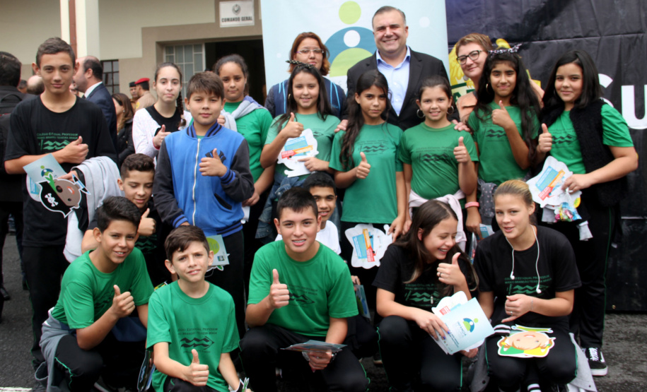Os secretários estaduais da Justiça, Família e Trabalho, Ney Leprevost, e da Segurança Pública, Luiz Felipe Kraemer Carbonell, lançaram nesta quinta-feira (28) a primeira fase da Força-Tarefa Infância Segura no Quartel do Comando Geral da Polícia Militar, em Curitiba. O evento contou com a participação de alunos do Colégio da Polícia Militar, do Colégio da Vila Militar e o Colégio Estadual Mario Brandão de Piraquara.  -  Curitiba, 28/02/2019  -  Foto: Divulgação SEJU