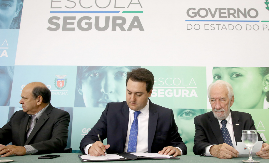 O governador Carlos Massa Ratinho Junior lançou nesta sexta-feira (15) o programa Escola Segura, que prevê uma série de medidas preventivas e protetivas de segurança que serão executadas na rede estadual de ensino. Curitiba,15/03/2019 Foto: Jaelson Lucas / ANPr