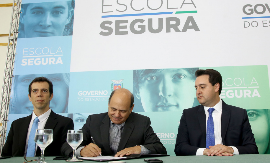 O governador Carlos Massa Ratinho Junior lançou nesta sexta-feira (15) o programa Escola Segura, que prevê uma série de medidas preventivas e protetivas de segurança que serão executadas na rede estadual de ensino. Curitiba,15/03/2019 Foto: Jaelson Lucas / ANPr