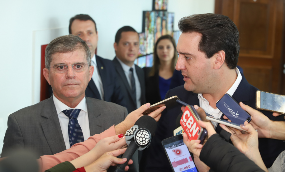 Governador Carlos Massa Ratinho Junior durante reunião com o secretário Nacional de Segurança Pública, general Guilherme Theóphilo e o secretário estadual da Segurança Pública e Administração Penitenciária, general Luiz Felipe Carbonell  -  Curitiba, 19/03/2019  -  Foto: Rodrigo Félix Leal/ANPr