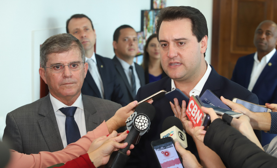 Governador Carlos Massa Ratinho Junior durante reunião com o secretário Nacional de Segurança Pública, general Guilherme Theóphilo e o secretário estadual da Segurança Pública e Administração Penitenciária, general Luiz Felipe Carbonell  -  Curitiba, 19/03/2019  -  Foto: Rodrigo Félix Leal/ANPr