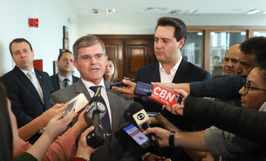 Governador Carlos Massa Ratinho Junior durante reunião com o secretário Nacional de Segurança Pública, general Guilherme Theóphilo e o secretário estadual da Segurança Pública e Administração Penitenciária, general Luiz Felipe Carbonell  -  Curitiba, 19/03/2019  -  Foto: Rodrigo Félix Leal/ANPr