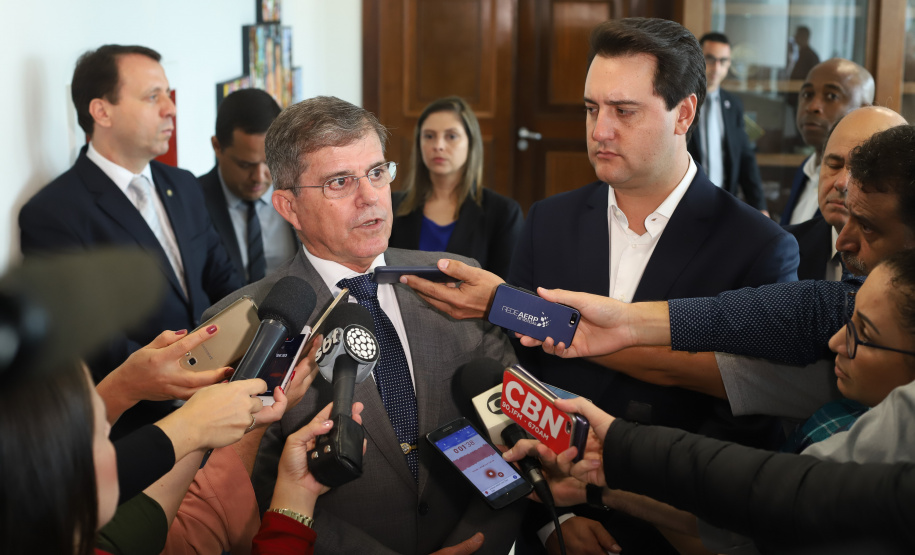 Governador Carlos Massa Ratinho Junior durante reunião com o secretário Nacional de Segurança Pública, general Guilherme Theóphilo e o secretário estadual da Segurança Pública e Administração Penitenciária, general Luiz Felipe Carbonell  -  Curitiba, 19/03/2019  -  Foto: Rodrigo Félix Leal/ANPr