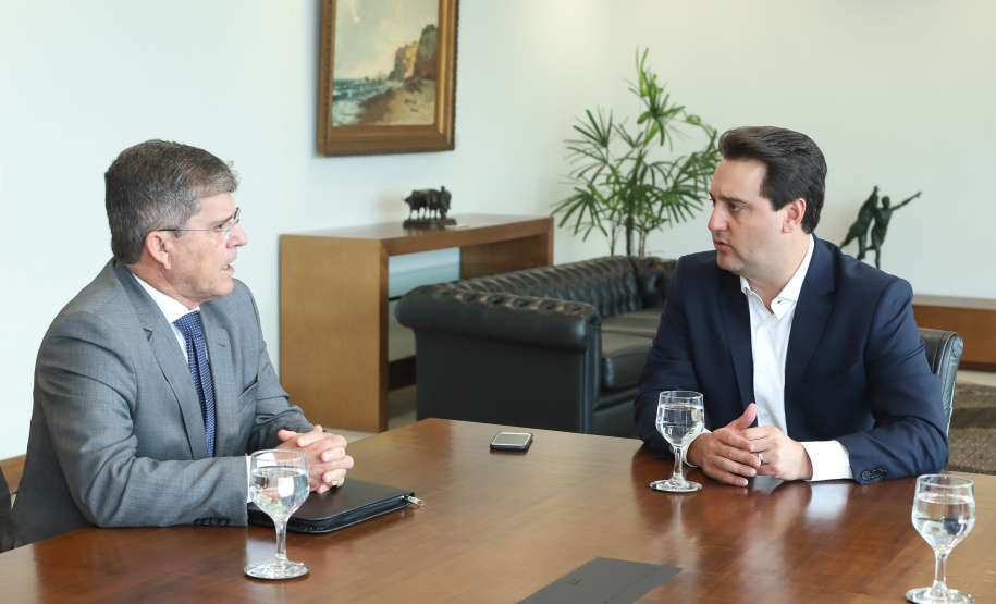 Governador Carlos Massa Ratinho Junior durante reunião com o secretário Nacional de Segurança Pública, general Guilherme Theóphilo e o secretário estadual da Segurança Pública e Administração Penitenciária, general Luiz Felipe Carbonell  -  Curitiba, 19/03/2019  -  Foto: Rodrigo Félix Leal/ANPr