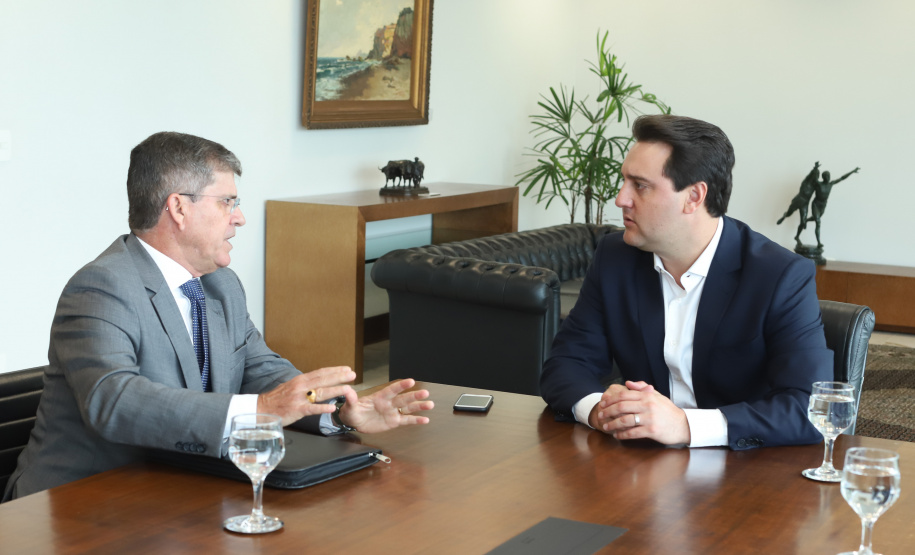 Governador Carlos Massa Ratinho Junior durante reunião com o secretário Nacional de Segurança Pública, general Guilherme Theóphilo e o secretário estadual da Segurança Pública e Administração Penitenciária, general Luiz Felipe Carbonell  -  Curitiba, 19/03/2019  -  Foto: Rodrigo Félix Leal/ANPr