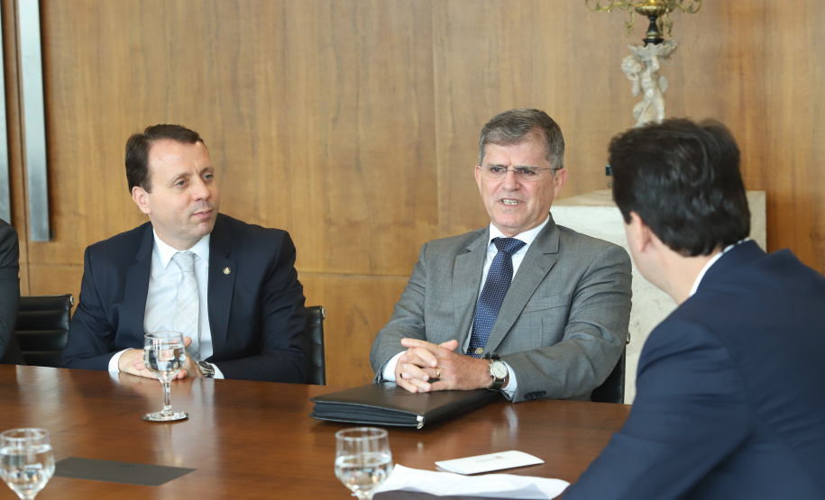 Governador Carlos Massa Ratinho Junior durante reunião com o secretário Nacional de Segurança Pública, general Guilherme Theóphilo e o secretário estadual da Segurança Pública e Administração Penitenciária, general Luiz Felipe Carbonell  -  Curitiba, 19/03/2019  -  Foto: Rodrigo Félix Leal/ANPr