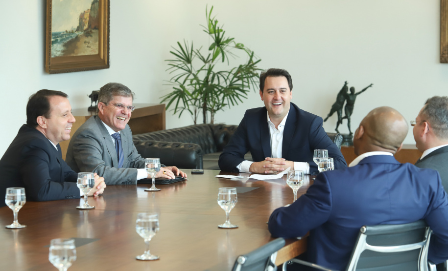 Governador Carlos Massa Ratinho Junior durante reunião com o secretário Nacional de Segurança Pública, general Guilherme Theóphilo e o secretário estadual da Segurança Pública e Administração Penitenciária, general Luiz Felipe Carbonell  -  Curitiba, 19/03/2019  -  Foto: Rodrigo Félix Leal/ANPr