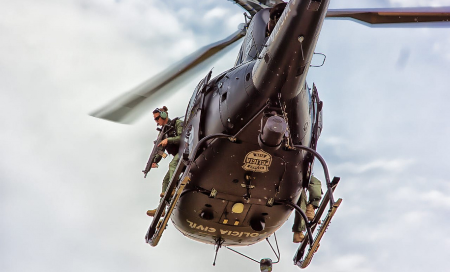 Sete mulheres fazem parte dos grupos de operações especiais da Polícia Civil no Paraná. São cinco lotadas no Centro de Operações Policiais Especiais (Cope), uma no Tático Integrado de Grupos de Repressão Especial (Tigre) e uma no Grupamento de Operações Aéreas (GOA). Bruna Roberta Mayer é uma das integrantes desse elenco e um exemplo de pioneirismo na carreira operacional da instituição.