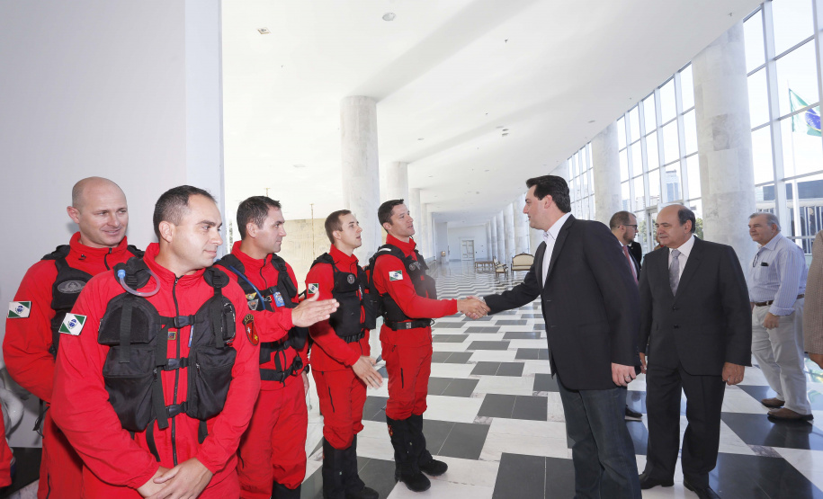 O governador Carlos Massa Ratinho Junior homenageou, nesta segunda-feira (1/4) bombeiros do Estado e profissionais de outras áreas enviados pelo Paraná para apoio aos trabalhos em Brumadinho (MG), após o rompimento da barragem da Mina do Feijão. Curitiba, 01-04-19.Foto: Arnaldo Alves / ANPr.