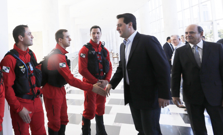 O governador Carlos Massa Ratinho Junior homenageou, nesta segunda-feira (1/4) bombeiros do Estado e profissionais de outras áreas enviados pelo Paraná para apoio aos trabalhos em Brumadinho (MG), após o rompimento da barragem da Mina do Feijão. Curitiba, 01-04-19.Foto: Arnaldo Alves / ANPr.