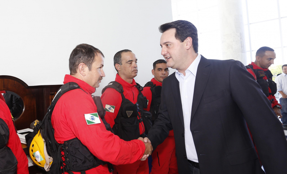 O governador Carlos Massa Ratinho Junior homenageou, nesta segunda-feira (1/4) bombeiros do Estado e profissionais de outras áreas enviados pelo Paraná para apoio aos trabalhos em Brumadinho (MG), após o rompimento da barragem da Mina do Feijão. Curitiba, 01-04-19.Foto: Arnaldo Alves / ANPr.