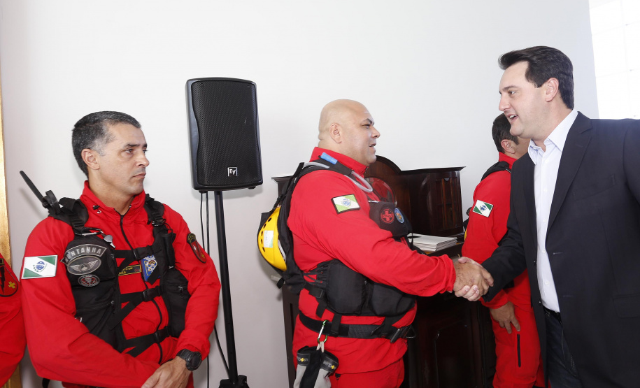 O governador Carlos Massa Ratinho Junior homenageou, nesta segunda-feira (1/4) bombeiros do Estado e profissionais de outras áreas enviados pelo Paraná para apoio aos trabalhos em Brumadinho (MG), após o rompimento da barragem da Mina do Feijão. Curitiba, 01-04-19.Foto: Arnaldo Alves / ANPr.