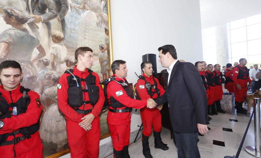 O governador Carlos Massa Ratinho Junior homenageou, nesta segunda-feira (1/4) bombeiros do Estado e profissionais de outras áreas enviados pelo Paraná para apoio aos trabalhos em Brumadinho (MG), após o rompimento da barragem da Mina do Feijão. Curitiba, 01-04-19.Foto: Arnaldo Alves / ANPr.