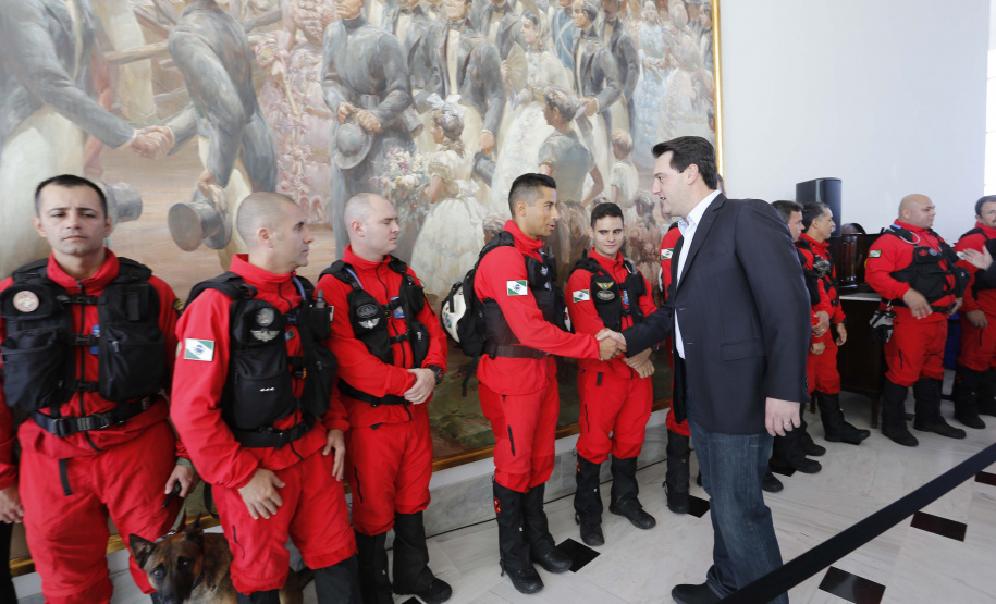 O governador Carlos Massa Ratinho Junior homenageou, nesta segunda-feira (1/4) bombeiros do Estado e profissionais de outras áreas enviados pelo Paraná para apoio aos trabalhos em Brumadinho (MG), após o rompimento da barragem da Mina do Feijão. Curitiba, 01-04-19.Foto: Arnaldo Alves / ANPr.