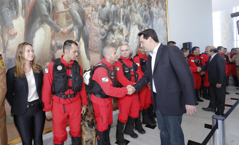 O governador Carlos Massa Ratinho Junior homenageou, nesta segunda-feira (1/4) bombeiros do Estado e profissionais de outras áreas enviados pelo Paraná para apoio aos trabalhos em Brumadinho (MG), após o rompimento da barragem da Mina do Feijão. Curitiba, 01-04-19.Foto: Arnaldo Alves / ANPr.