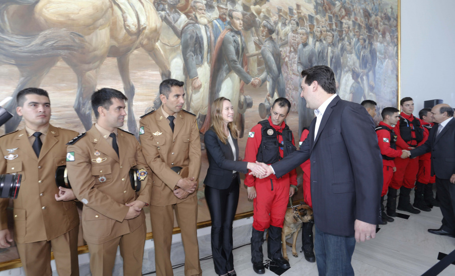 O governador Carlos Massa Ratinho Junior homenageou, nesta segunda-feira (1/4) bombeiros do Estado e profissionais de outras áreas enviados pelo Paraná para apoio aos trabalhos em Brumadinho (MG), após o rompimento da barragem da Mina do Feijão. Curitiba, 01-04-19.Foto: Arnaldo Alves / ANPr.