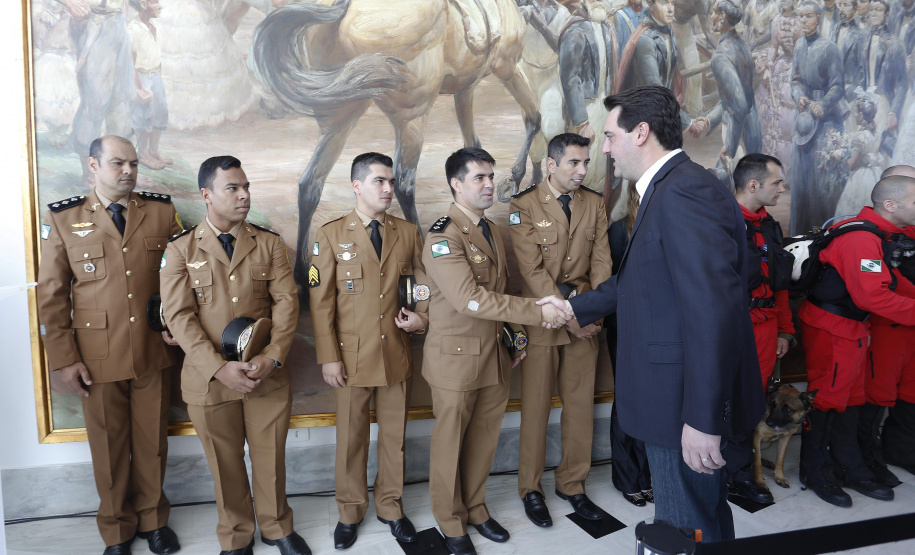 O governador Carlos Massa Ratinho Junior homenageou, nesta segunda-feira (1/4) bombeiros do Estado e profissionais de outras áreas enviados pelo Paraná para apoio aos trabalhos em Brumadinho (MG), após o rompimento da barragem da Mina do Feijão. Curitiba, 01-04-19.Foto: Arnaldo Alves / ANPr.