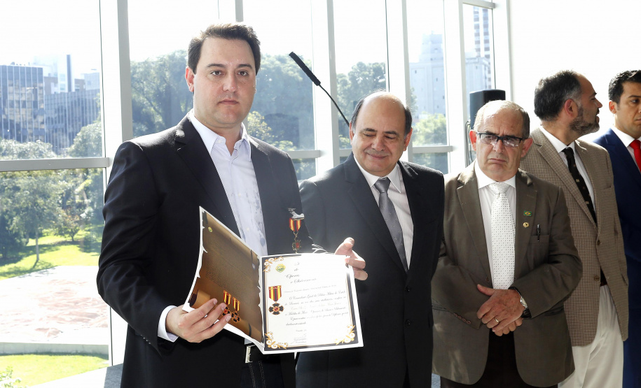 O governador Carlos Massa Ratinho Junior homenageou, nesta segunda-feira (1/4) bombeiros do Estado e profissionais de outras áreas enviados pelo Paraná para apoio aos trabalhos em Brumadinho (MG), após o rompimento da barragem da Mina do Feijão. Curitiba, 01-04-19.Foto: Arnaldo Alves / ANPr.