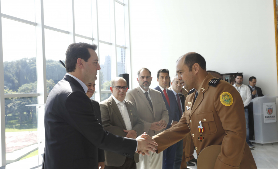 O governador Carlos Massa Ratinho Junior homenageou, nesta segunda-feira (1/4) bombeiros do Estado e profissionais de outras áreas enviados pelo Paraná para apoio aos trabalhos em Brumadinho (MG), após o rompimento da barragem da Mina do Feijão. Curitiba, 01-04-19.Foto: Arnaldo Alves / ANPr.