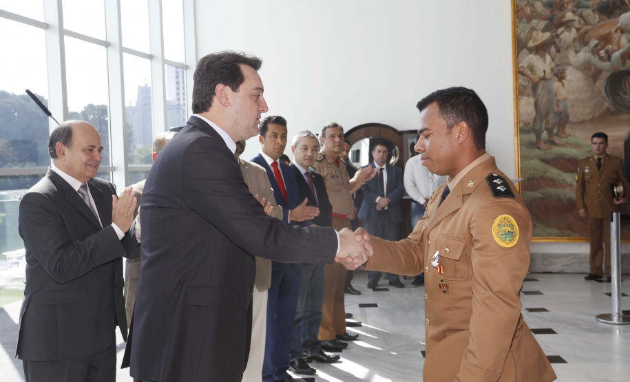 O governador Carlos Massa Ratinho Junior homenageou, nesta segunda-feira (1/4) bombeiros do Estado e profissionais de outras áreas enviados pelo Paraná para apoio aos trabalhos em Brumadinho (MG), após o rompimento da barragem da Mina do Feijão. Curitiba, 01-04-19.Foto: Arnaldo Alves / ANPr.