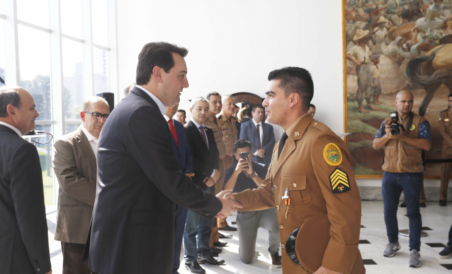 O governador Carlos Massa Ratinho Junior homenageou, nesta segunda-feira (1/4) bombeiros do Estado e profissionais de outras áreas enviados pelo Paraná para apoio aos trabalhos em Brumadinho (MG), após o rompimento da barragem da Mina do Feijão. Curitiba, 01-04-19.Foto: Arnaldo Alves / ANPr.