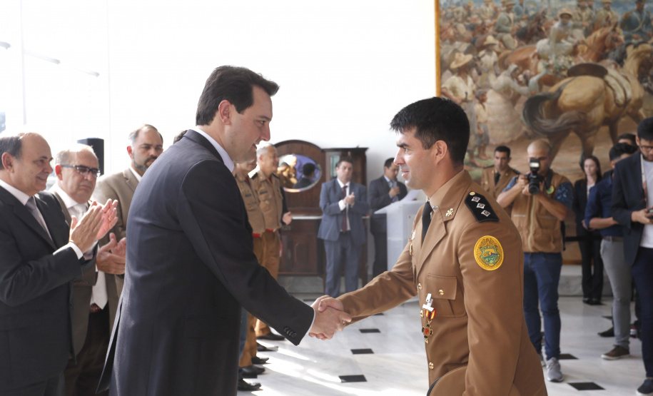 O governador Carlos Massa Ratinho Junior homenageou, nesta segunda-feira (1/4) bombeiros do Estado e profissionais de outras áreas enviados pelo Paraná para apoio aos trabalhos em Brumadinho (MG), após o rompimento da barragem da Mina do Feijão. Curitiba, 01-04-19.Foto: Arnaldo Alves / ANPr.