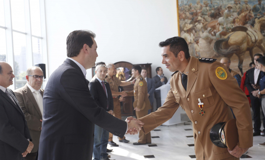 O governador Carlos Massa Ratinho Junior homenageou, nesta segunda-feira (1/4) bombeiros do Estado e profissionais de outras áreas enviados pelo Paraná para apoio aos trabalhos em Brumadinho (MG), após o rompimento da barragem da Mina do Feijão. Curitiba, 01-04-19.Foto: Arnaldo Alves / ANPr.