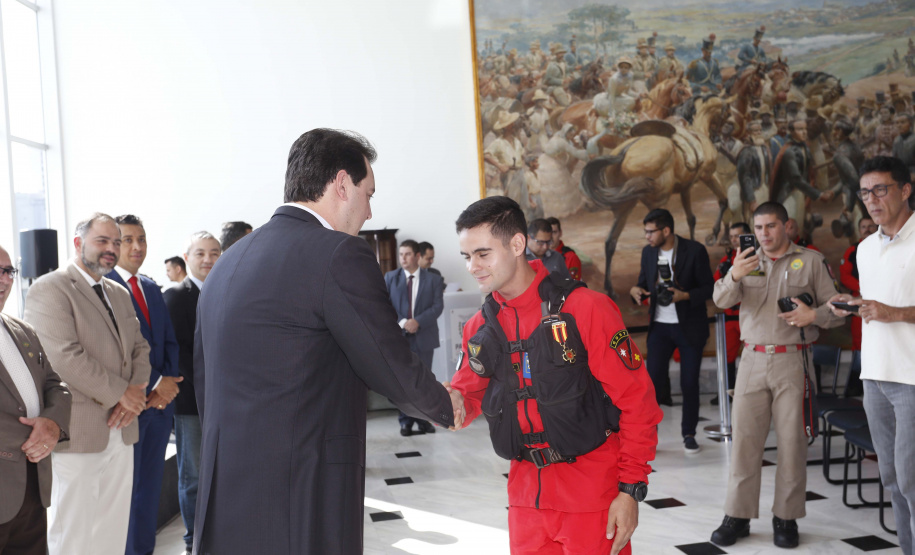 O governador Carlos Massa Ratinho Junior homenageou, nesta segunda-feira (1/4) bombeiros do Estado e profissionais de outras áreas enviados pelo Paraná para apoio aos trabalhos em Brumadinho (MG), após o rompimento da barragem da Mina do Feijão. Curitiba, 01-04-19.Foto: Arnaldo Alves / ANPr.