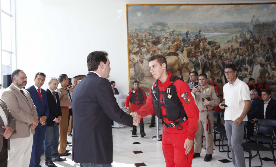 O governador Carlos Massa Ratinho Junior homenageou, nesta segunda-feira (1/4) bombeiros do Estado e profissionais de outras áreas enviados pelo Paraná para apoio aos trabalhos em Brumadinho (MG), após o rompimento da barragem da Mina do Feijão. Curitiba, 01-04-19.Foto: Arnaldo Alves / ANPr.