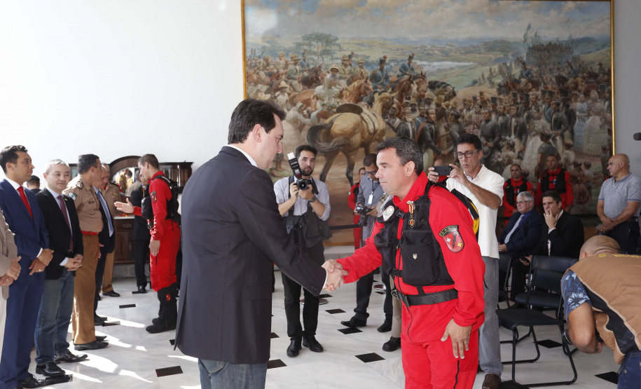 O governador Carlos Massa Ratinho Junior homenageou, nesta segunda-feira (1/4) bombeiros do Estado e profissionais de outras áreas enviados pelo Paraná para apoio aos trabalhos em Brumadinho (MG), após o rompimento da barragem da Mina do Feijão. Curitiba, 01-04-19.Foto: Arnaldo Alves / ANPr.
